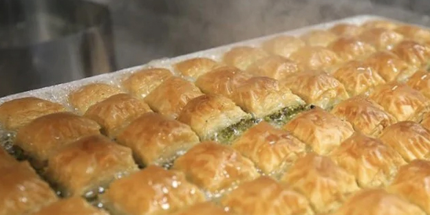 Baklava ustalarının bayram mesaisi! Herkes tam kadro çalışıyor: Bayram öncesi tüm hazırlıklar sürüyor