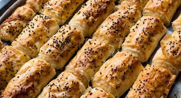 Baklava yufkasından börek nasıl yapılır? Baklava yufkalı çıtır börek tarifi