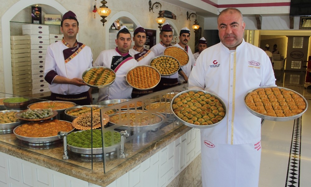 Baklavacılar bayram mesaisine başladı, üretim iki katına çıkarıldı 