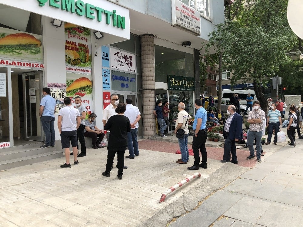 Baklavacının önündeki kuyruk görenleri hayrete düşürdü 