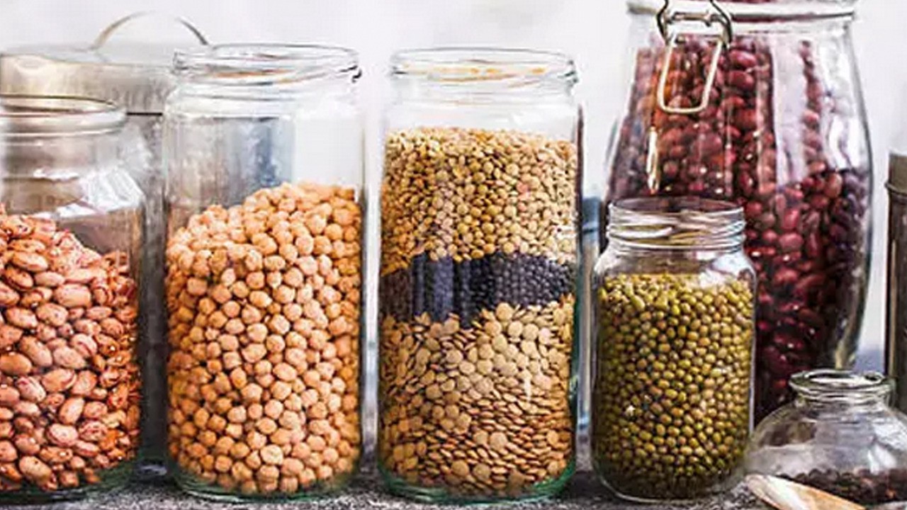 Bakliyatlar çok çabuk mu böcekleniyor? Kabına 2-3 adet atın artık son verin!