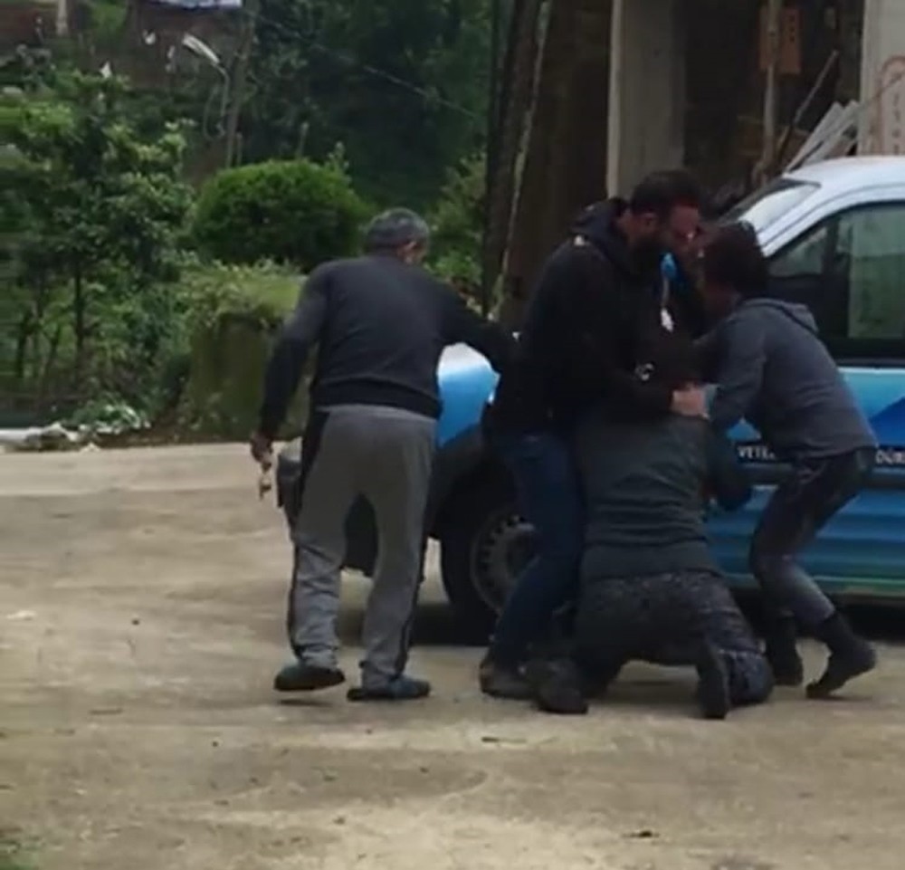 Baktığı sokak köpekleri yüzünden akrabaları tarafından darp edildi 
