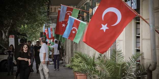 Bakü sokaklarında Azerbaycan ve Türk bayrağı şöleni