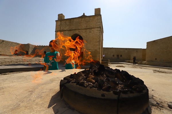 Bakü’de bu ateş hiç sönmüyor!