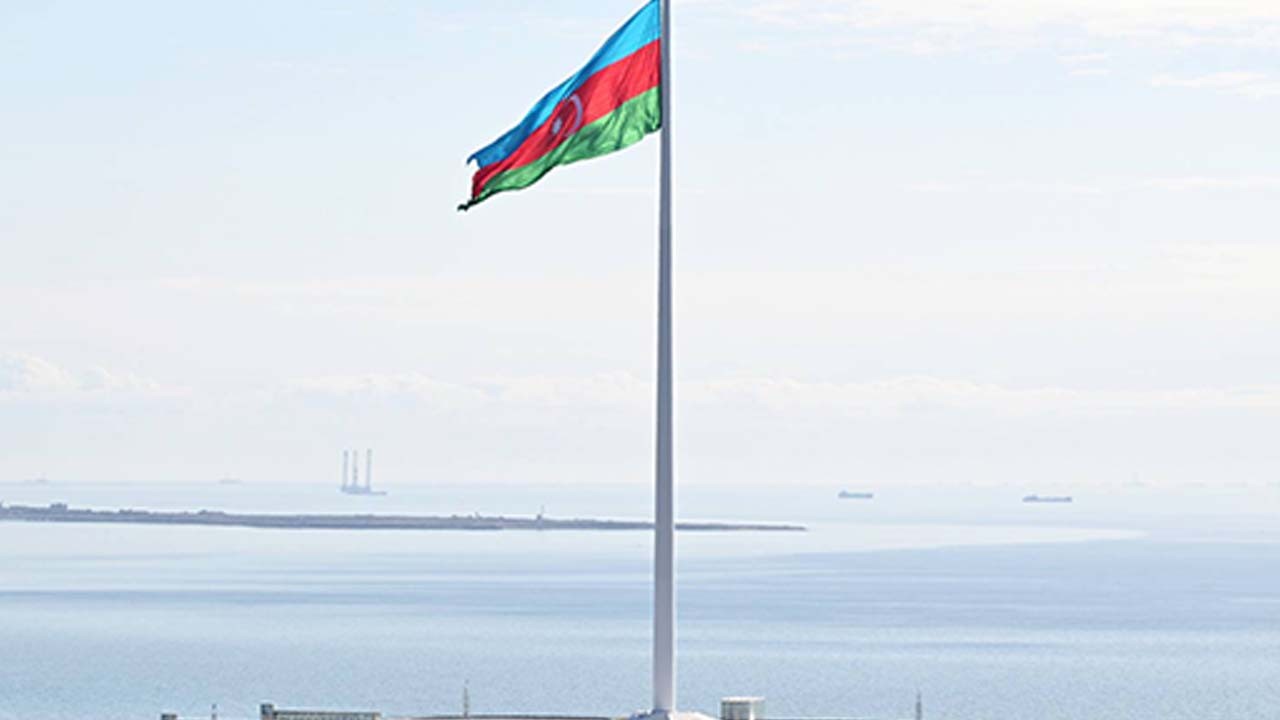 Bakü'de dalgalanan dost ülkenin Azerbaycan bayrağı: Guinness Rekorlar Kitabı'na girdi