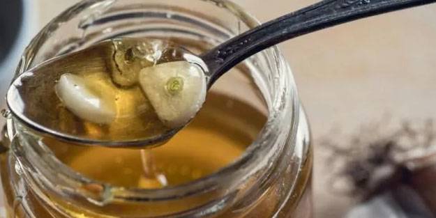 Bal ve sarımsak karışımı vücuttaki toksinleri atıyor! Günde sadece bir kaşık