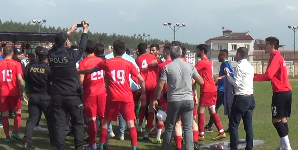 BAL yükselme maçında saha karıştı 