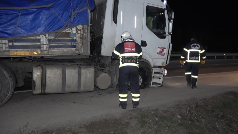 Balataları ısınan tırın lastikleri yandı 