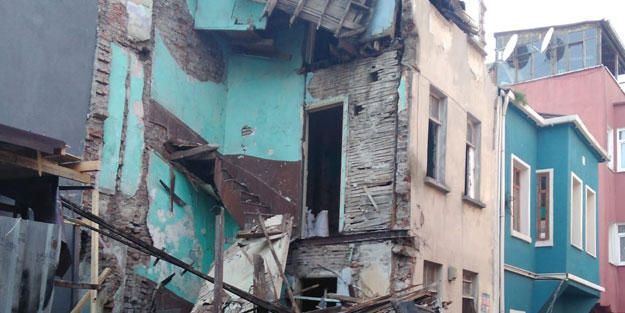 Balat'ta 4 katlı bina çöktü! Bölgeye çok sayıda ekip sevk edildi