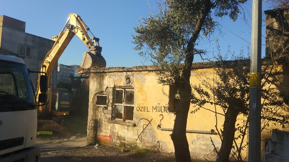 Balbey’de metruk bina yıkıldı 