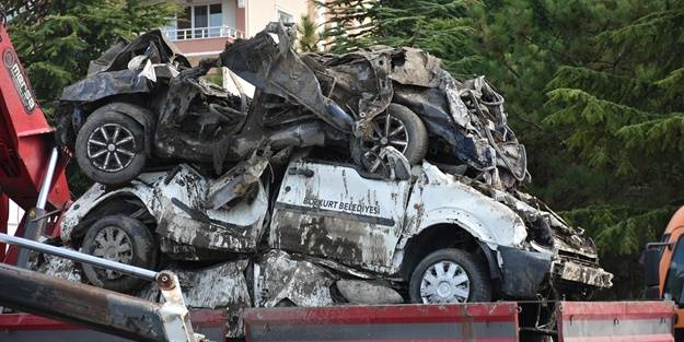 Balçıkla kaplanan araçlar bir alanda toplanıyor