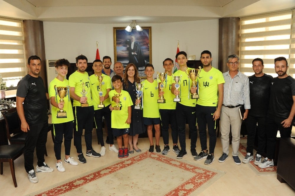 Balçova, kupaları topladı 