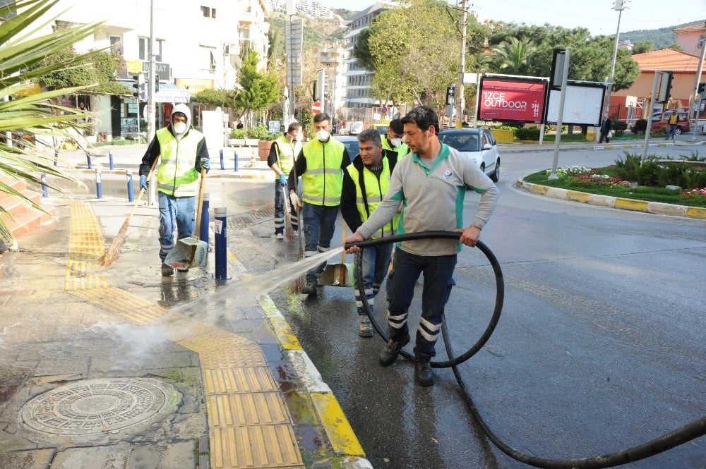 Balçova ve Çiğli’de korona virüsüne karşı mücadele hız kesmiyor 