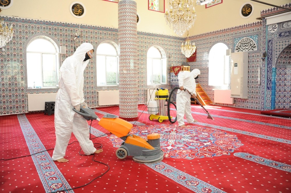 Balçova’da ibadete açılacak camilere toplu temizlik 