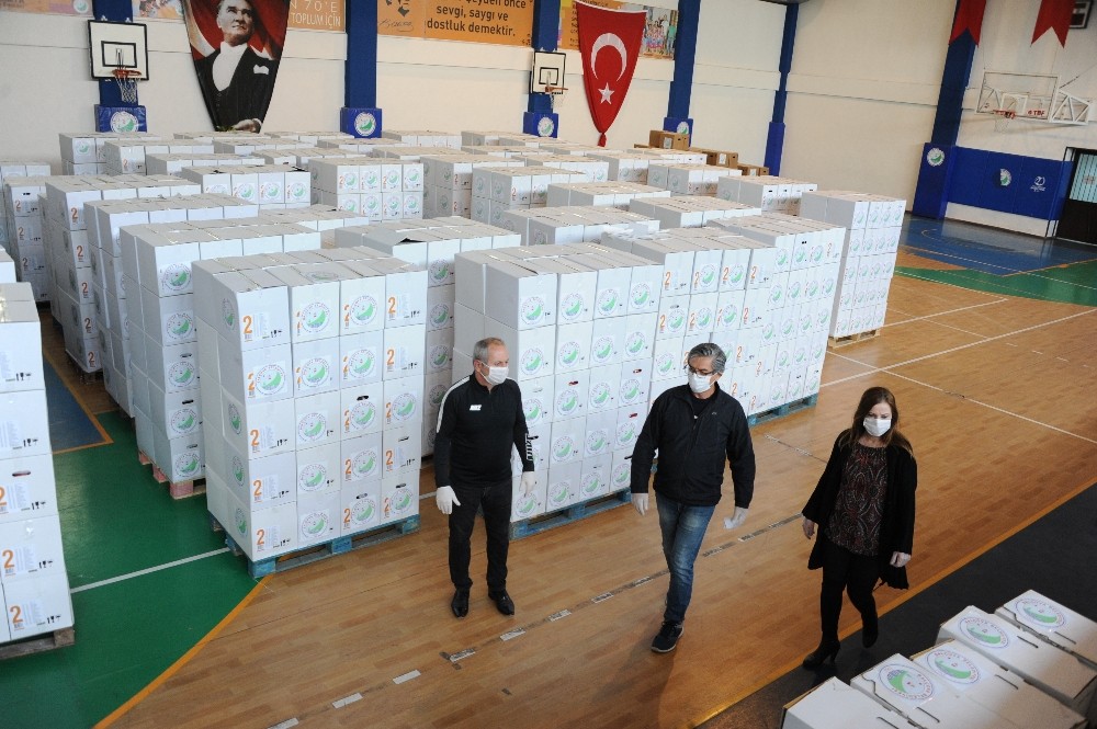 Balçova’da, nüfusunun dört katı maske dağıtıldı 