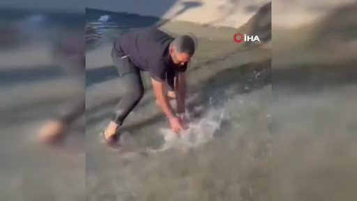 Balığı metrelerce kovaladılar: Videoyu çeken kişi kahkahaya boğuldu