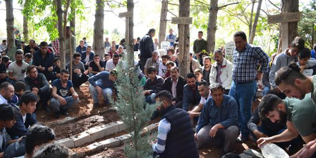 Balık avlarken boğulan 3 arkadaş, yan yana defnedildi