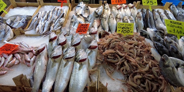 Balık tezgahları dolup taştı... Fiyatlar düştü