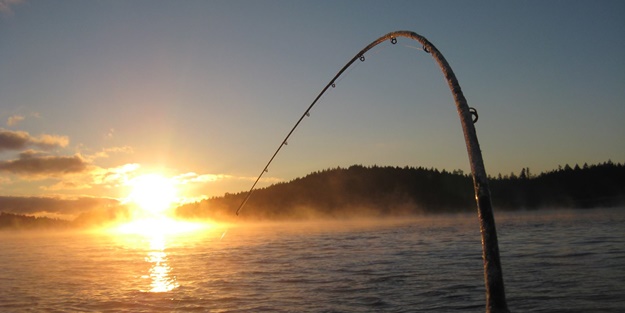 Balık tutan çocuk denize düştü! Suriyeli genç kurtardı