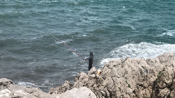 Balık tutmak için canını böyle hiçe saydı