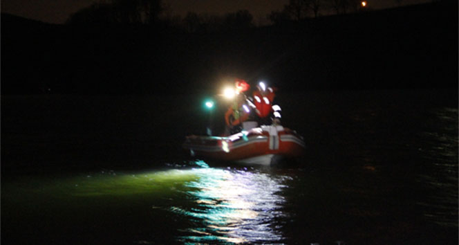 Balık tutmak için göle açılan gençlerden biri kayboldu