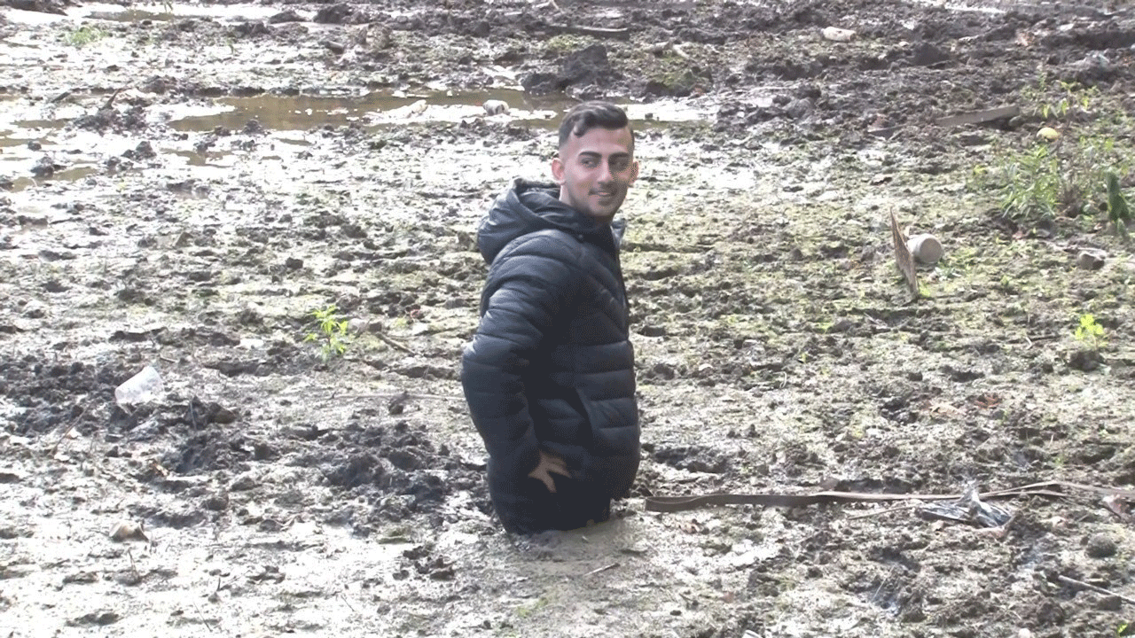 Balık tutmaya gitti, bataklığa saplandı!