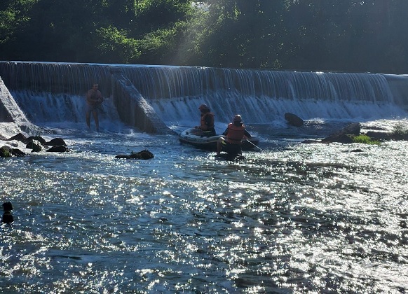 Balık tuttuğu kayada mahsur kaldı
