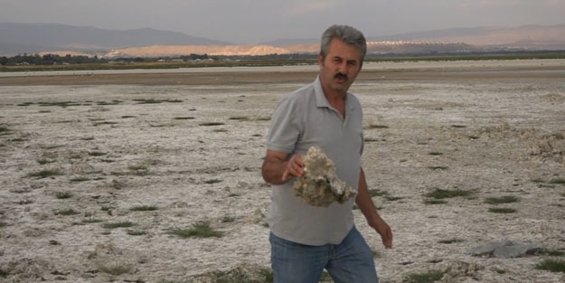 Balık tuttuğu yeri şimdi yürüyerek geçiyor