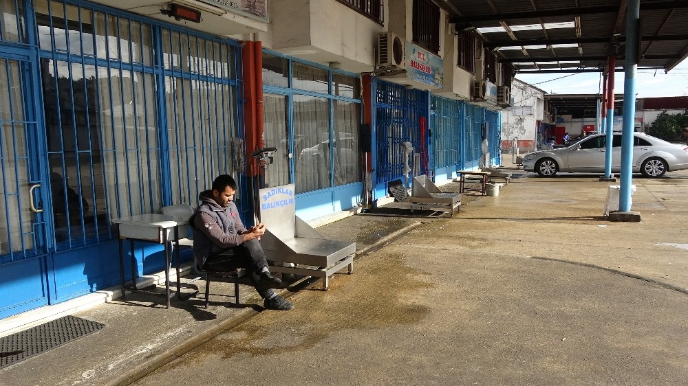 Balıkçı tekneleri hava muhalefeti nedeniyle denize açılamayınca balık haline de balık gelmedi 