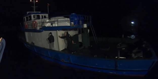 Balıkçı teknesinde yakalandılar