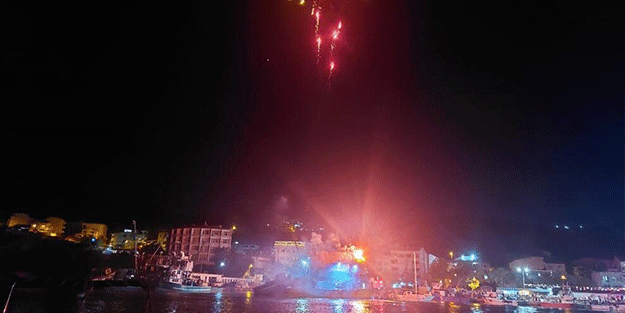 Balıkçılar geceyi gündüze çevirerek denize açıldı