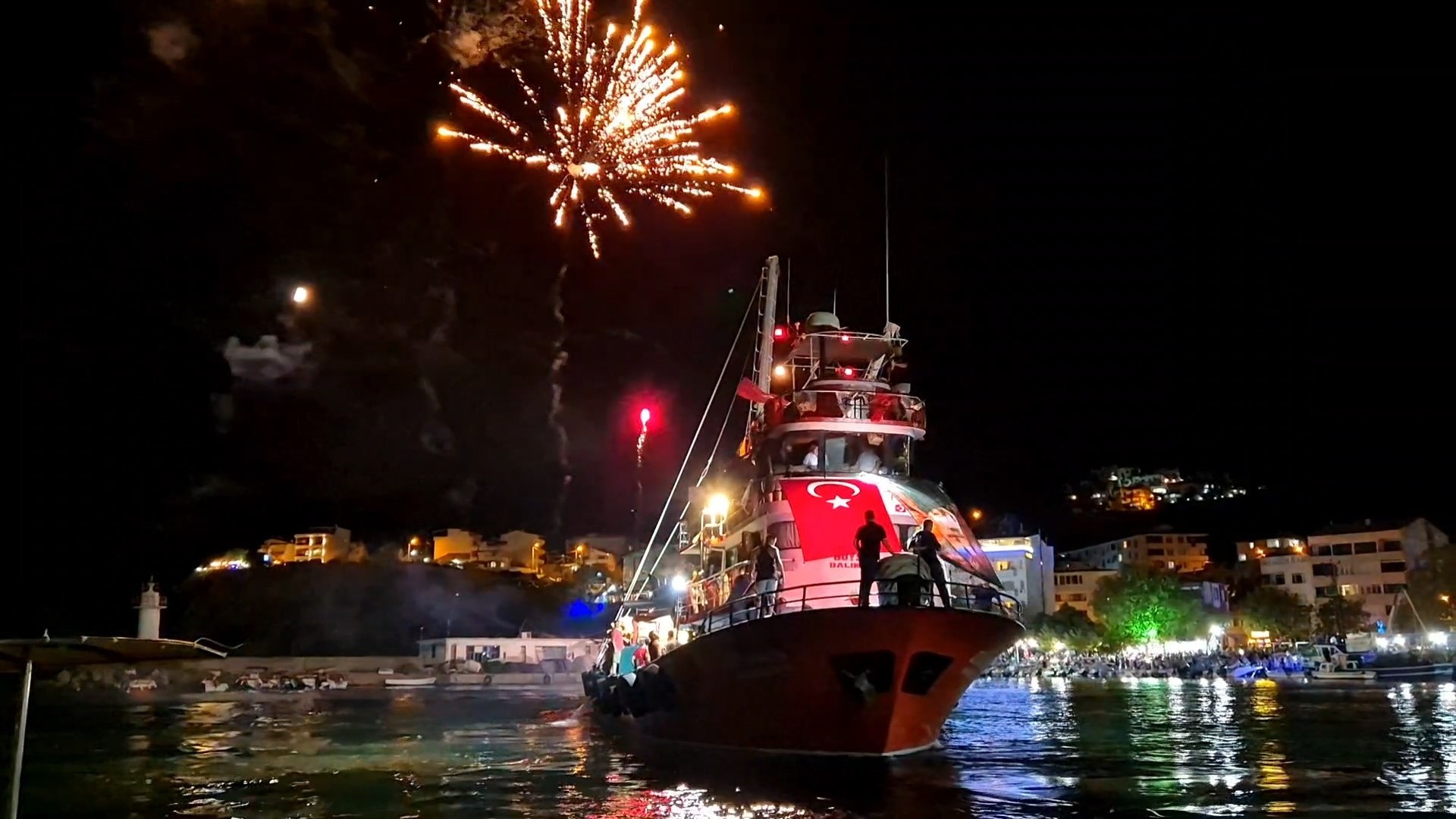 Balıkçılar ‘Vira Bismillah’ diyerek havai fişek gösterisiyle denize açıldı
