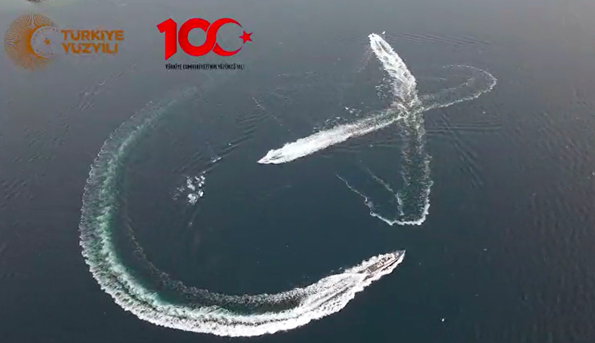 Balıkçılardan 'ay yıldız ile 100. yıl' koreografisi