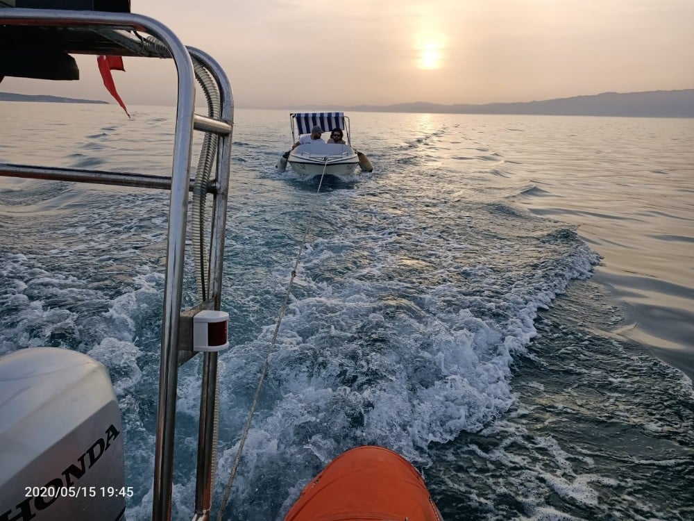 Balıkesir açıklarında 2 kişi Sahil Güvenlik tarafından kurtarıldı 