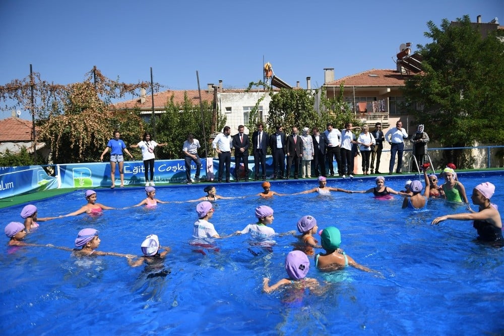 Balıkesir Büyükşehir 15 bin çocuğa yüzme eğitimi verdi 