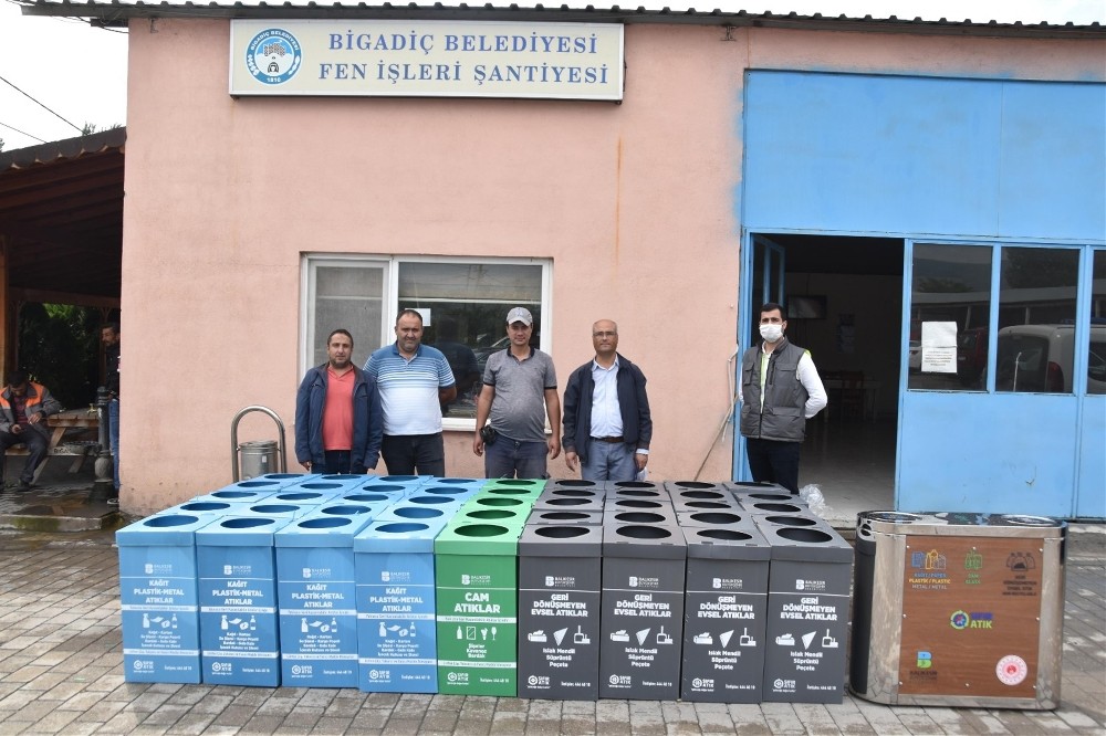 Balıkesir Büyükşehir Belediyesi, 20 ilçeye iç mekan geri dönüşüm kutusu dağıttı 