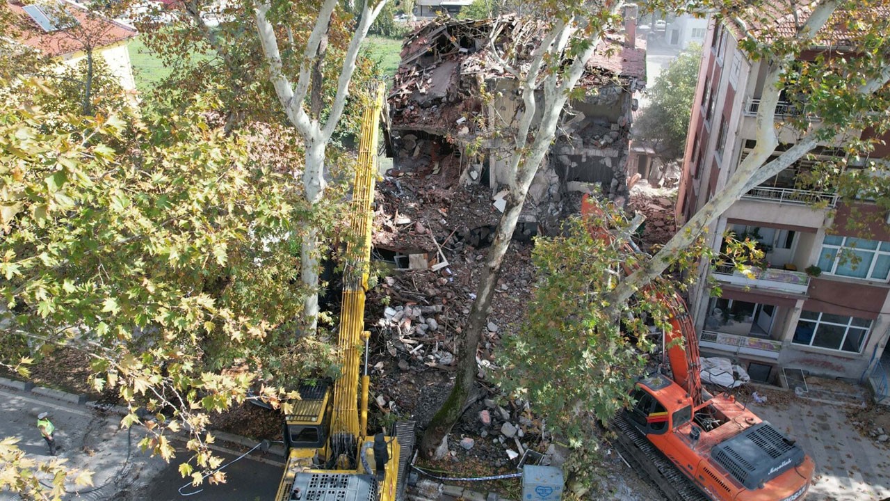 Balıkesir günlerdir sallanıyor! Sındırgı’da ağır hasarlı binalar yıkılıyor