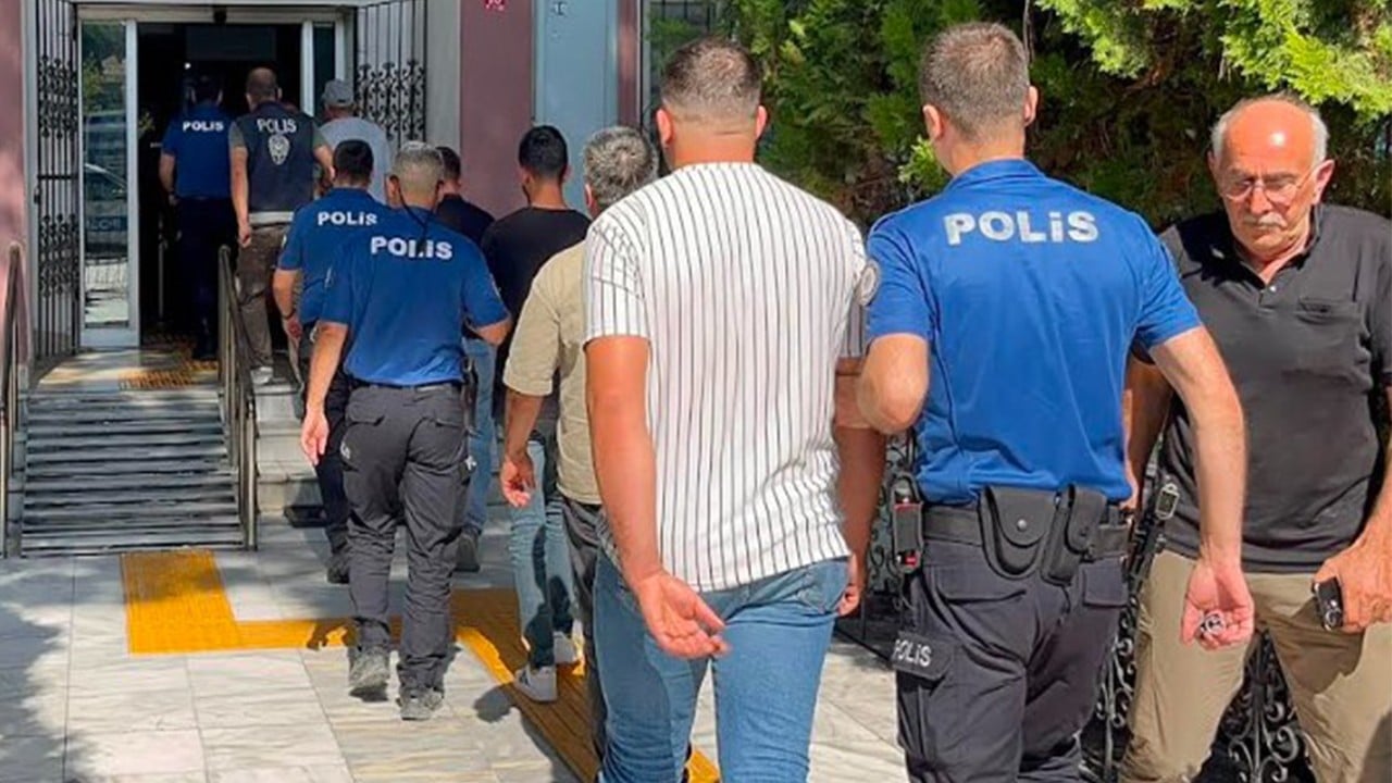 Balıkesir uyanıklarını paylaştıkları polis yakaladı!