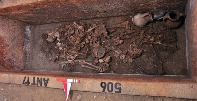Balıkesir'de 2 bin 500 yıllık mezar açıldı