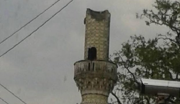 Balıkesir'de 4 dakikalık dolu yağışı cami minaresini yıktı