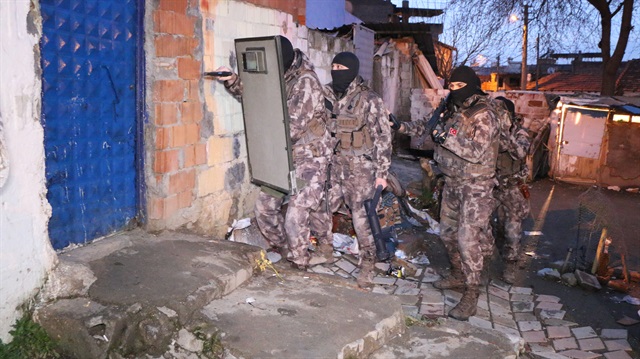 Balıkesir'de 400 polisle hava destekli operasyon