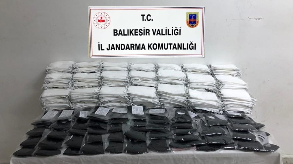 Balıkesir’de 9 bin 850 adet kaçak maske ele geçirildi 