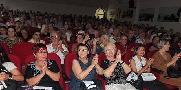 Balıkesir’de amatörler korosu izleyenleri coşturdu