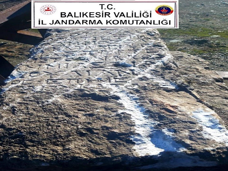 Balıkesir’de antik mezar taşı ele geçirildi 