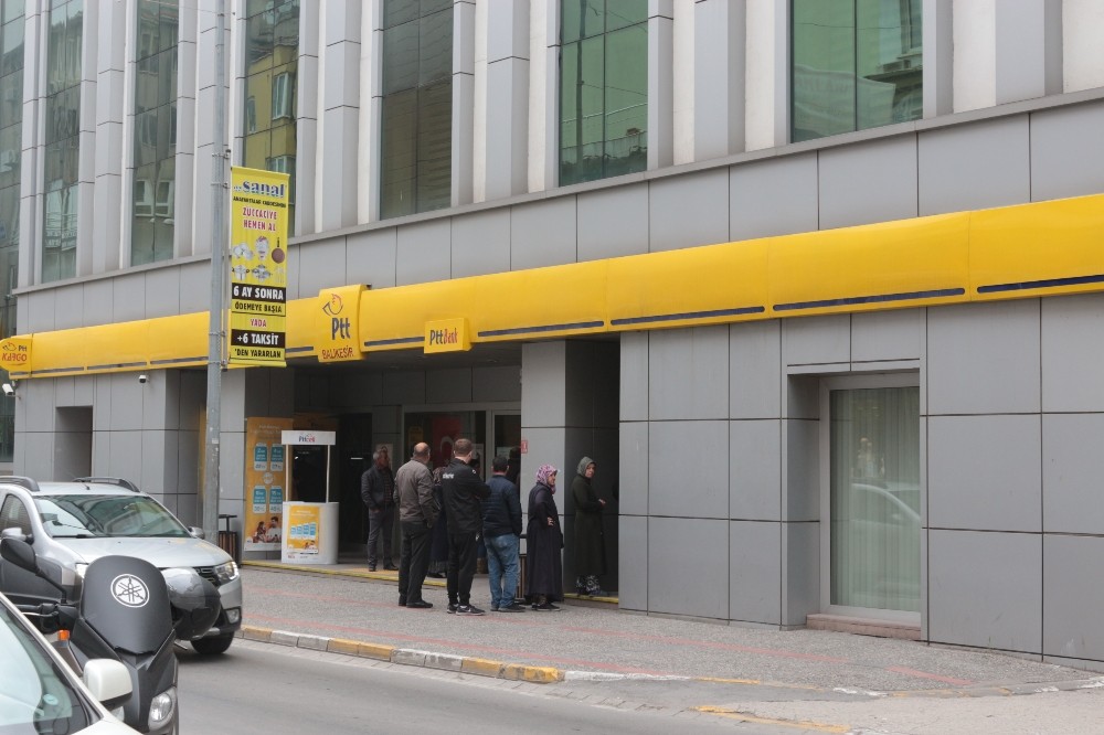 Balıkesir’de bankalarda uzun kuyruklar oluştu 