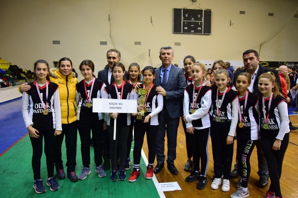 Balıkesir’de başarılı okul sporcularına ödülleri törenle verildi 