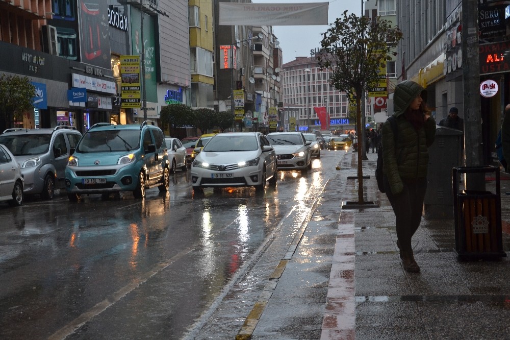 Balıkesir’de beklenen sağanak yağışlar başladı 