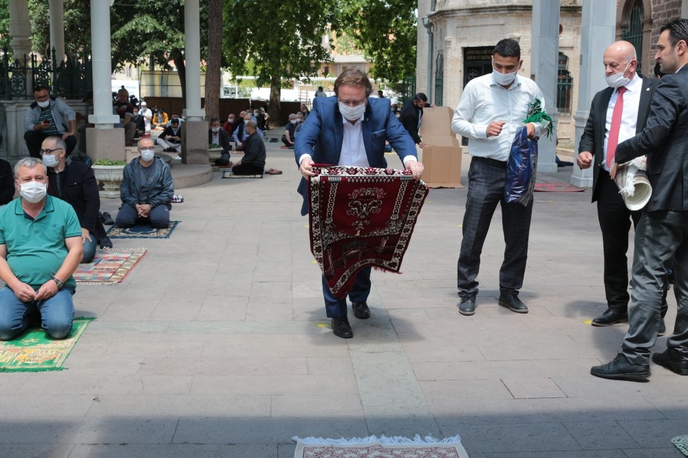 Balıkesir’de binler cuma namazı için saf tuttu 
