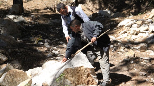 Balıkesir'de dağın zirvesindeki kayalardan değirmen taşı yapıyor
