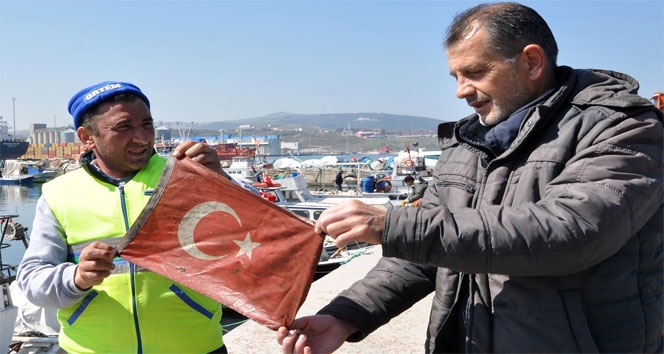 Balıkesir'de denizden Türk bayrağı çıktı